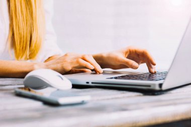 Çok görevli iş adamı dizüstü bilgisayar, dijital tablet ve ev ofisinden cep telefonu kullanmakla meşgul.