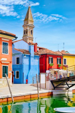 Renkli evleri ve İtalyan Burano Adası yakınlarında Venedik kanallar