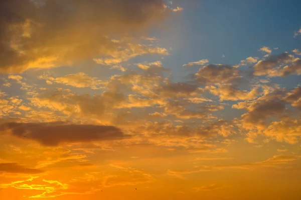 Céu Noturno Panorama Com Nuvens Azuis Brancas Laranja — Fotografia de Stock