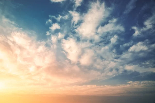 Mavi, beyaz ve turuncu bulutlu Panorama akşam gökyüzü