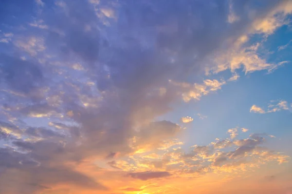 Céu Noturno Panorama Com Nuvens Azuis Brancas Laranja — Fotografia de Stock