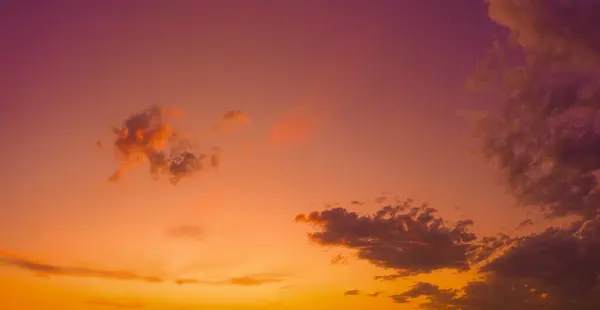 Céu Noturno Panorama Com Nuvens Azuis Brancas Laranja — Fotografia de Stock