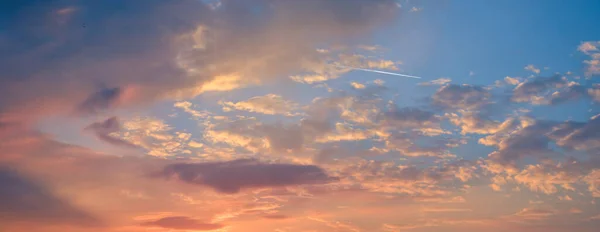 Céu Noturno Panorama Com Nuvens Azuis Brancas Laranja — Fotografia de Stock