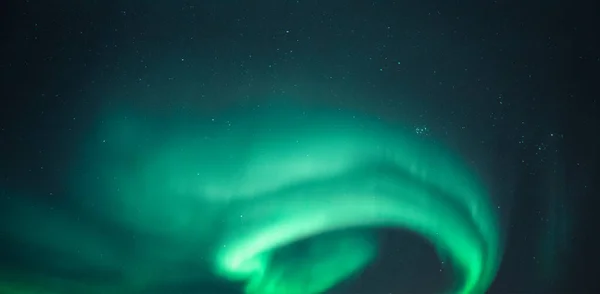 Aurora borealis, gece gökyüzünde yıldızlı kuzey ışıkları, Aurora borealis, gece gökyüzünde yıldızlı kuzey ışıkları.