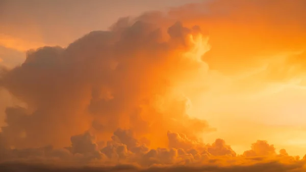 Céu Noturno Panorama Com Nuvens Azuis Brancas Laranja — Fotografia de Stock