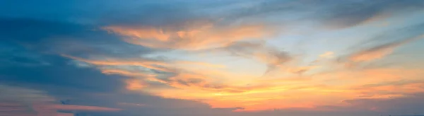 Céu Noturno Panorama Com Nuvens Azuis Brancas Laranja — Fotografia de Stock
