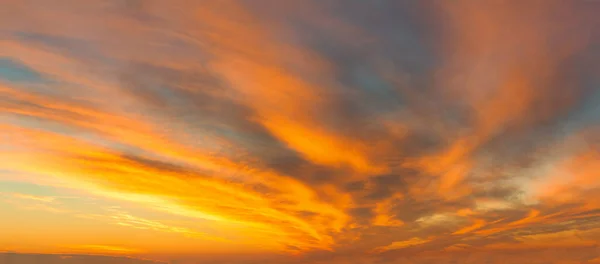 Panorama Večerní Obloha Modrými Bílými Oranžovými Mraky — Stock fotografie