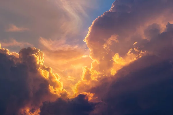 Panorama Cielo Nocturno Con Nubes Azules Blancas Anaranjadas — Foto de Stock