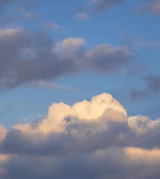 Abendhimmel Mit Blauen Weißen Und Orangen Wolken — Stockfoto