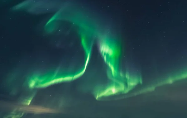 北极光 夜空中闪烁着星星的北极光 夜空中闪烁着星星的北极光 — 图库照片