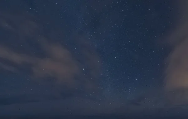 Panorama Cielo Nocturno Con Nubes Azules Blancas Anaranjadas —  Fotos de Stock