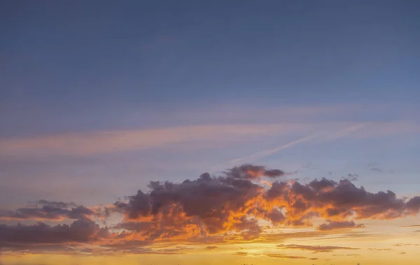 Panorama Cielo Nocturno Con Nubes Azules Blancas Anaranjadas — Foto de Stock