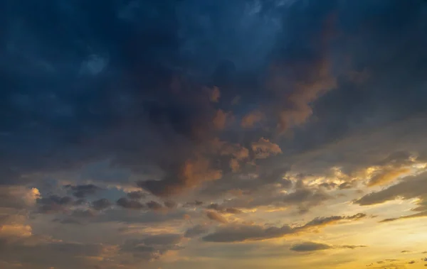 Panoráma Esti Égbolt Kék Fehér Narancssárga Felhőkkel — Stock Fotó