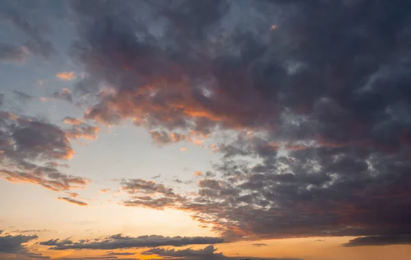 Mavi, beyaz ve turuncu bulutlu Panorama akşam gökyüzü