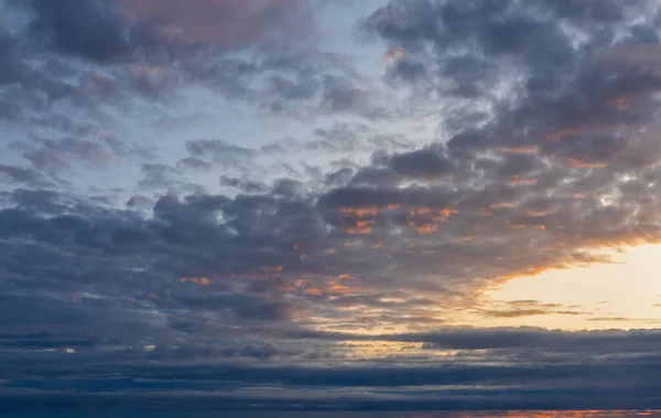 Panorama Cielo Nocturno Con Nubes Azules Blancas Anaranjadas — Foto de Stock