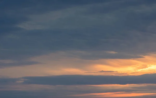 Panorama Cielo Nocturno Con Nubes Azules Blancas Anaranjadas — Foto de Stock