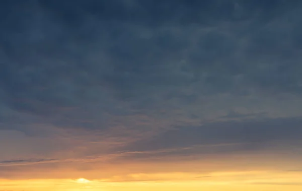 Panorama Cielo Nocturno Con Nubes Azules Blancas Anaranjadas — Foto de Stock