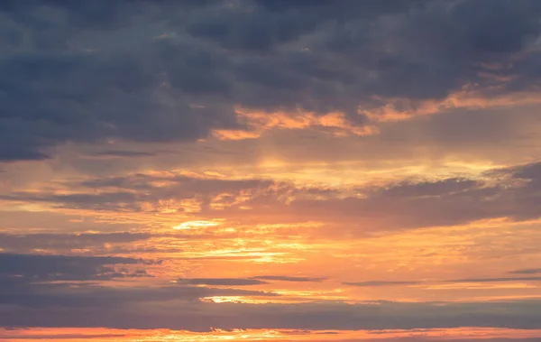 Panorama Cielo Nocturno Con Nubes Azules Blancas Anaranjadas — Foto de Stock