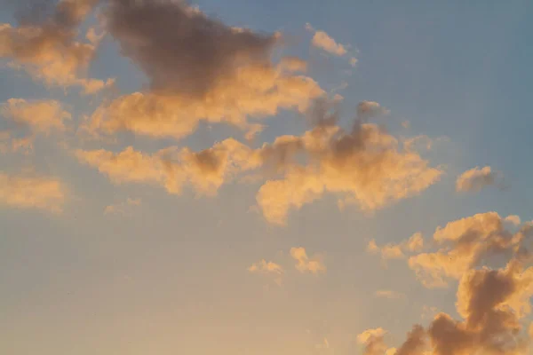 Céu Noturno Panorama Com Nuvens Azuis Brancas Laranja — Fotografia de Stock
