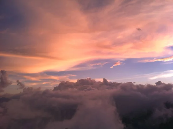 Panorama Cielo Nocturno Con Nubes Azules Blancas Anaranjadas — Foto de Stock