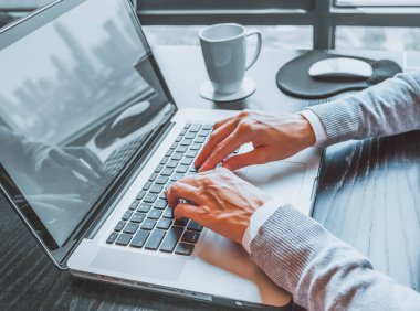 Çok görevli iş adamı dizüstü bilgisayar, dijital tablet ve ev ofisinden cep telefonu kullanmakla meşgul.