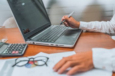 Çok görevli iş adamı dizüstü bilgisayar, dijital tablet ve ev ofisinden cep telefonu kullanmakla meşgul.