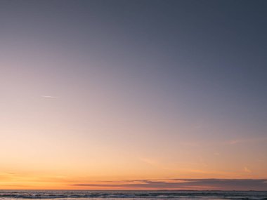 Mavi, beyaz ve turuncu bulutlu Panorama akşam gökyüzü