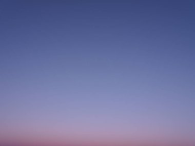 Mavi, beyaz ve turuncu bulutlu Panorama akşam gökyüzü