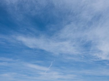 Arka plan için güzel mavi gökyüzü bulutları. Gökyüzünün manzarası.