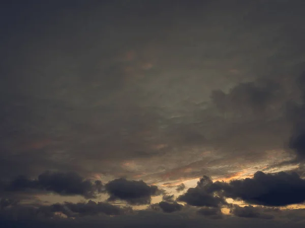 オレンジの雲とパノラマの夜の空 — ストック写真