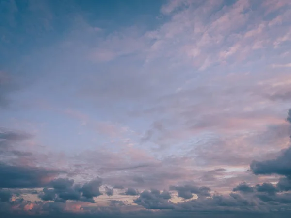 Panorama Cielo Nocturno Con Nubes Azules Blancas Anaranjadas — Foto de Stock