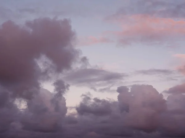 Panorama Cielo Nocturno Con Nubes Azules Blancas Anaranjadas — Foto de Stock