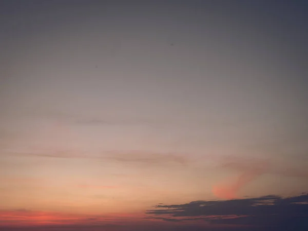 Panorama Cielo Nocturno Con Nubes Azules Blancas Anaranjadas — Foto de Stock