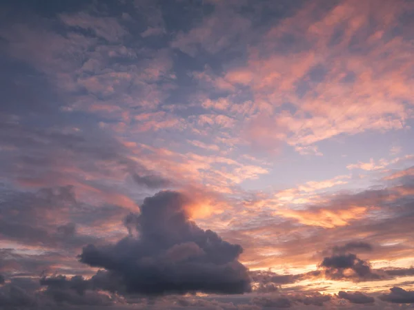 Panorama Cielo Nocturno Con Nubes Azules Blancas Anaranjadas — Foto de Stock