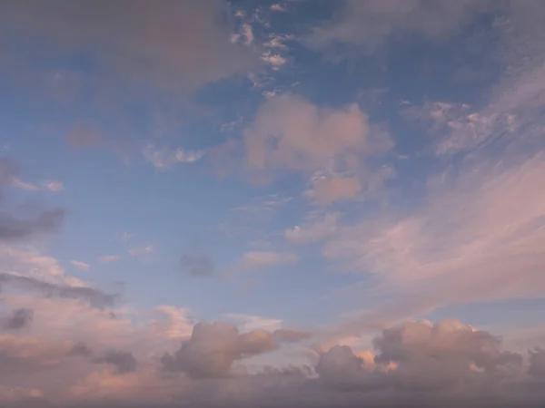 Panorama Cielo Nocturno Con Nubes Azules Blancas Anaranjadas — Foto de Stock