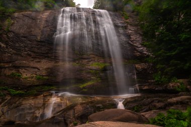 Bursa 'da Sonbahar döneminde Suuctu Şelalesinin Uzun Maruziyeti
