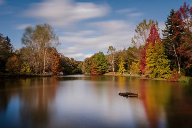 Sonbaharda İstanbul 'daki Atatürk Ağaç Parkının uzun pozlama manzarası