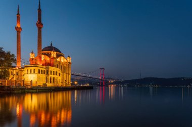 Buyuk Mecidiye Camii 'nin ve Boğaz' ın mavi saat içerisindeki görüntüsü