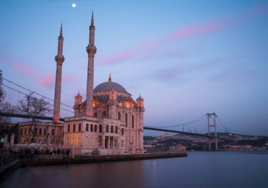 Buyuk Mecidiye Camii 'nin ve Boğaz' ın mavi saat içerisindeki görüntüsü