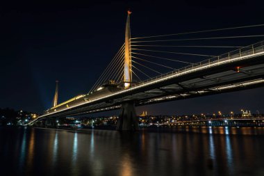 İstanbul 'daki Halic Metro Köprüsü' nün uzun pozlama görüntüsü 