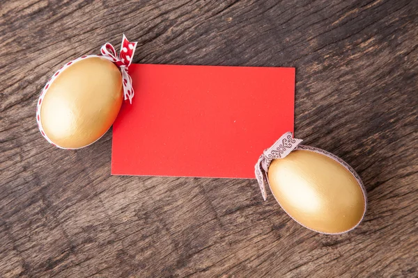 Uova di Pasqua dorate decorate con nastro — Foto Stock
