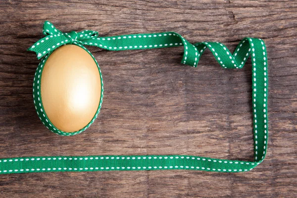 Uovo di Pasqua dorato con nastro — Foto Stock