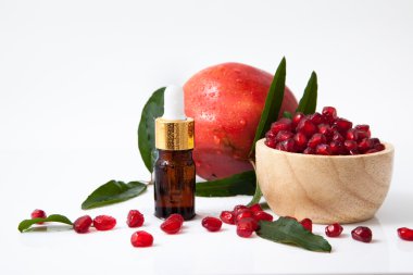 Serum şişesi ile taze nar