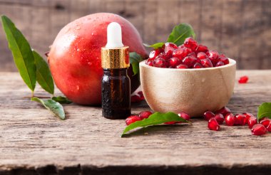 Serum şişesi ile taze nar