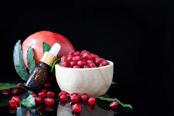 Bottiglia di siero con melograno fresco — Foto Stock