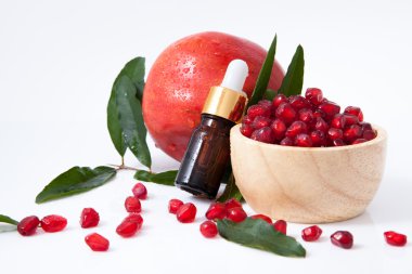 Serum şişesi ile taze nar