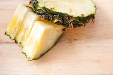 ahşap üzerinde dilim ananas 