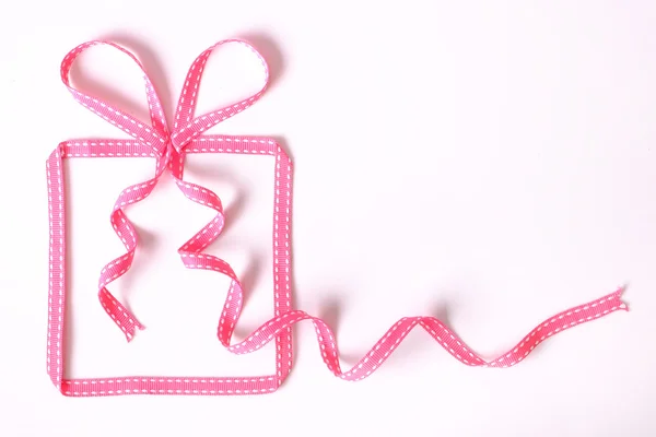 Банер з подарунковою коробкою з рожевої стрічки — стокове фото