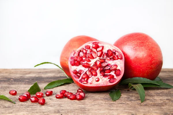 Frutas frescas de romã e sementes de romã — Fotografia de Stock