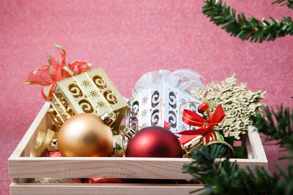 Рождественские украшения в коробке Стоковое Фото